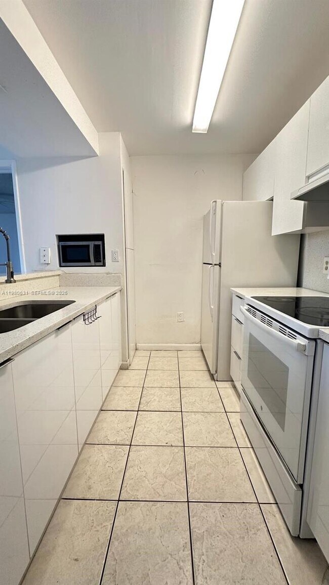 7125 NW 186th St in Hialeah, FL - Foto de edificio - Building Photo