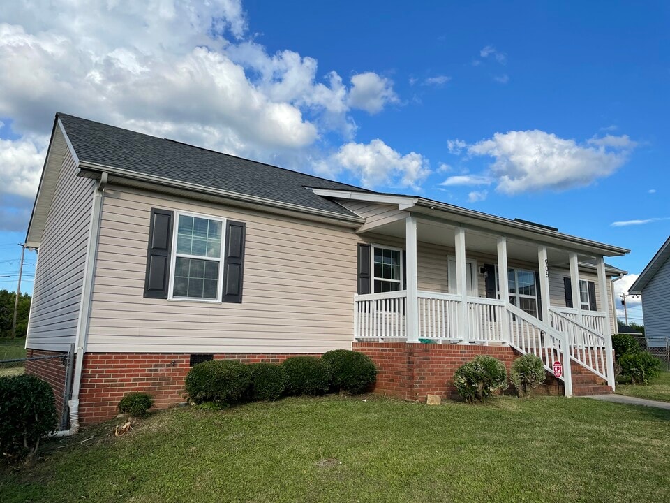 905 Lyme Brook Ln in Charlotte, NC - Foto de edificio