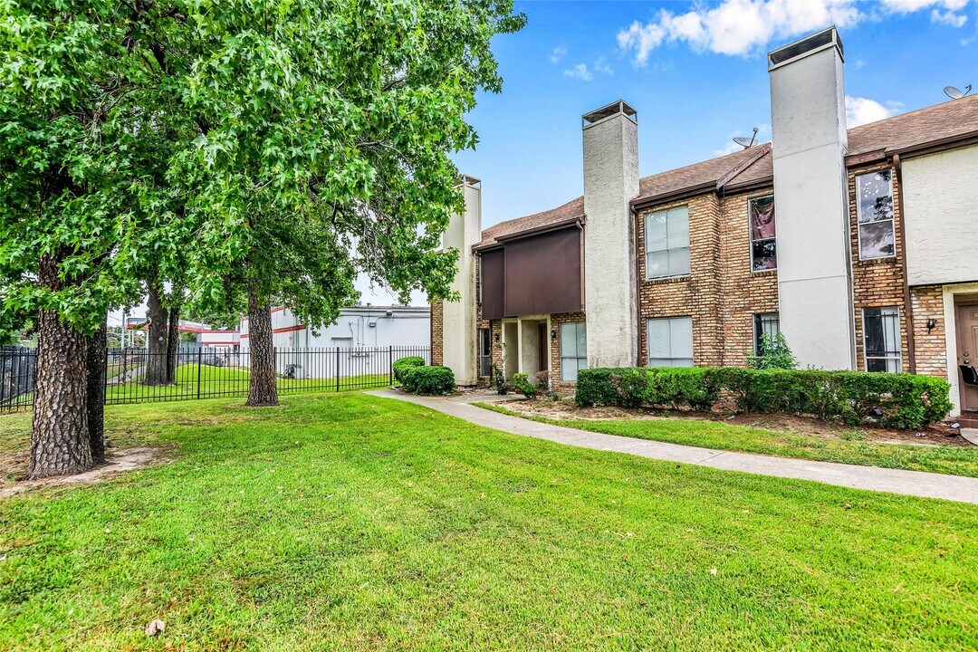 17230 Imperial Valley Dr in Houston, TX - Building Photo