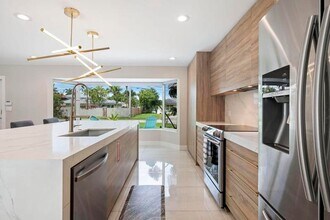 2112 NE 32nd Ave in Fort Lauderdale, FL - Building Photo - Building Photo