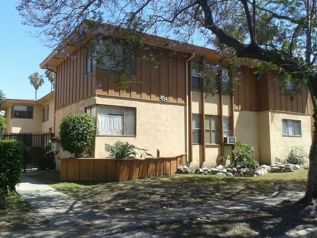 4541 Santa Rosalia Dr in Los Angeles, CA - Foto de edificio - Building Photo