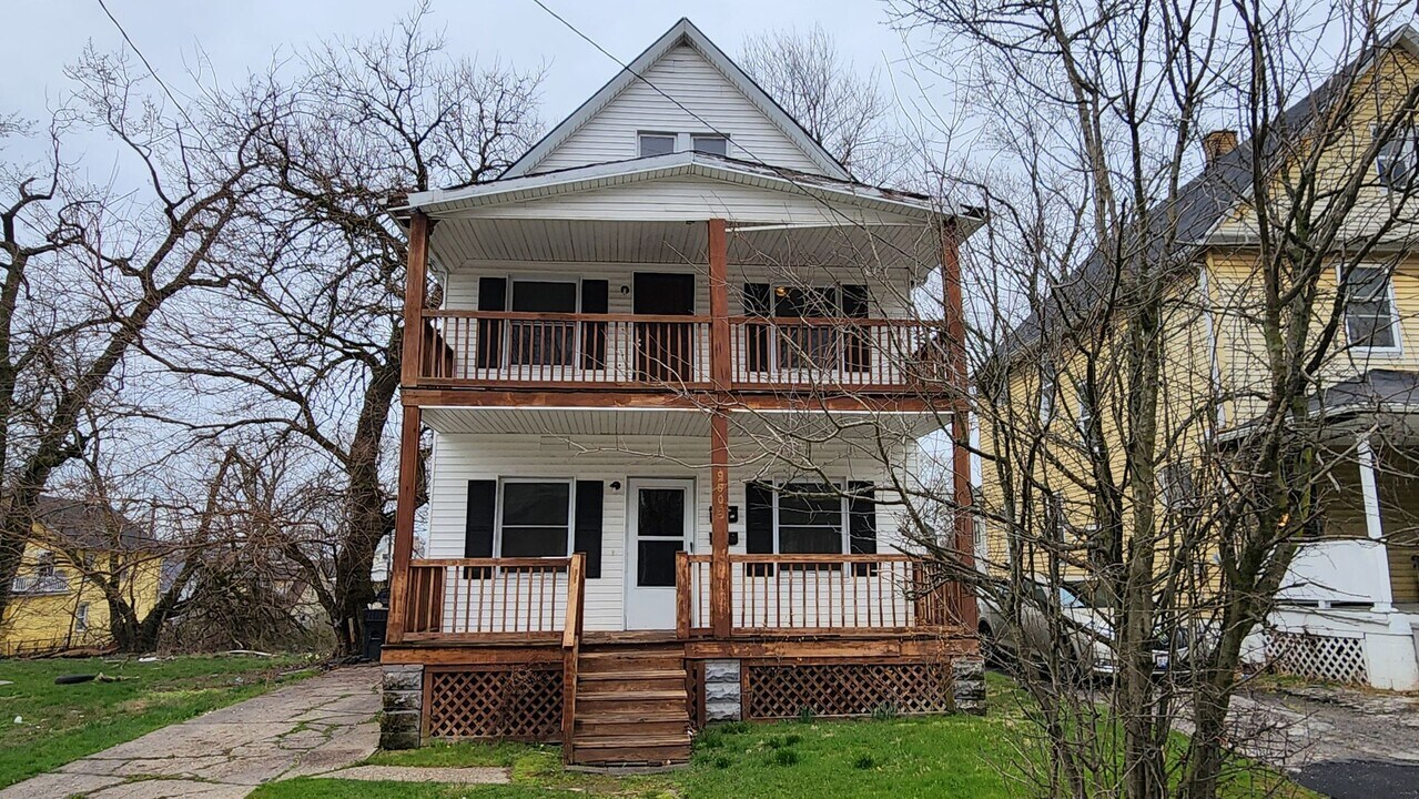 9801 Raymond Ave-Unit -Lower unit in Cleveland, OH - Building Photo