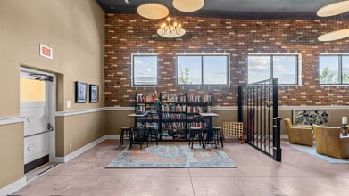 The Oaks at South Park in Hamburg, NY - Foto de edificio - Building Photo