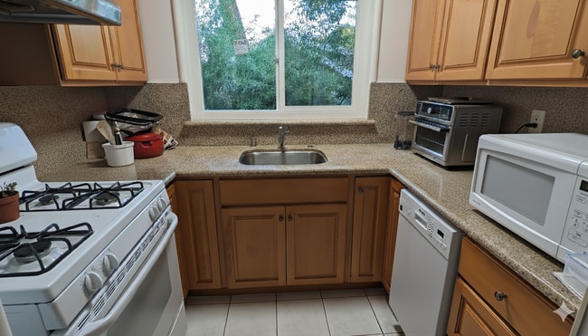 2092 Yale St, Unit 2092