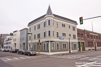 195 W 3rd St, Unit 5 in Boston, MA - Foto de edificio - Building Photo