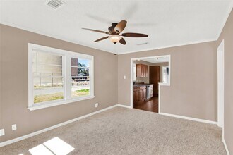 918 W Lang St in Alvin, TX - Building Photo - Building Photo
