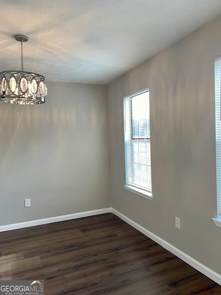 5882 Sheldon Ct in Atlanta, GA - Foto de edificio - Building Photo