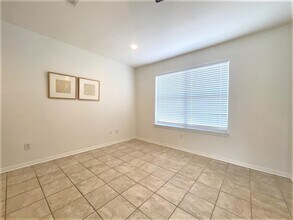 205 College St in Hutto, TX - Foto de edificio - Building Photo