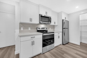 21234 Sheriff King St SW in Calgary, AB - Building Photo - Building Photo