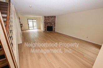 4718 E Alamos Ave in Fresno, CA - Foto de edificio - Building Photo