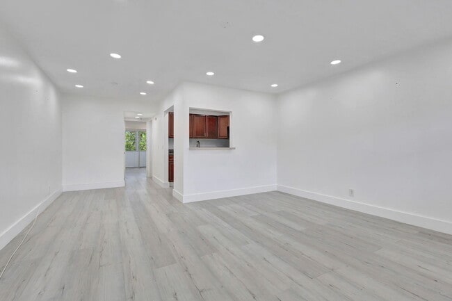 110 Dorchester E in West Palm Beach, FL - Building Photo - Building Photo