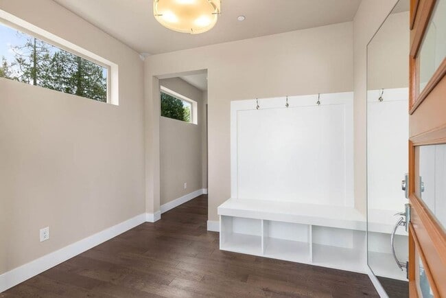 13757 NE 100th Ct in Kirkland, WA - Building Photo - Building Photo