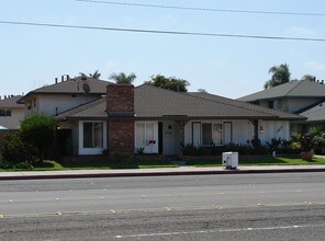 16632 Goldenwest St in Huntington Beach, CA - Foto de edificio - Building Photo