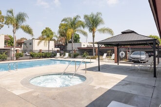 Chateau De Ville in Anaheim, CA - Foto de edificio - Building Photo