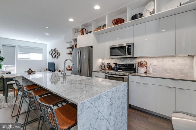 property at 938 N Leithgow St