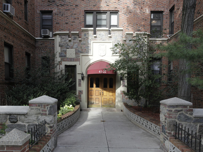 sunnyside apartments in Long Island City, NY - Foto de edificio - Building Photo