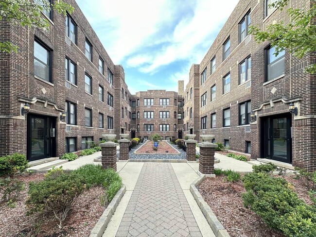 property at 753 W Addison St