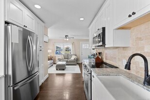 27 Strathmore Rd in West Haven, CT - Building Photo