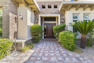 10117 Edgecliff Ln in Las Vegas, NV - Building Photo - Building Photo