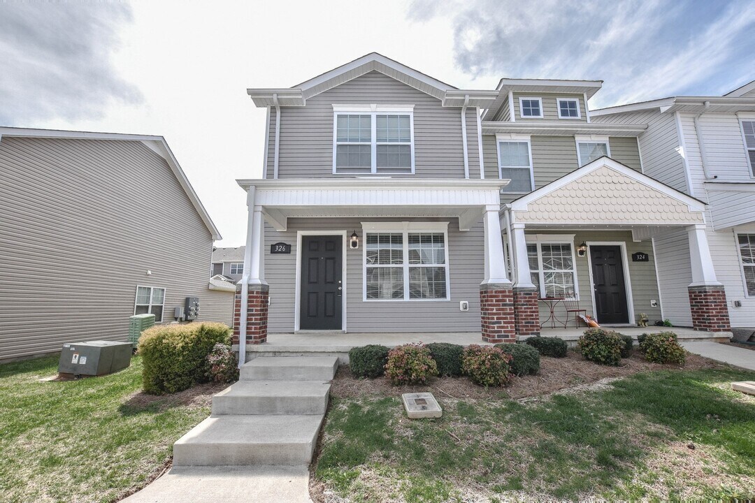 326 Sam Houston Cir in Clarksville, TN - Building Photo