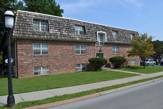 817 E Washington St in Belleville, IL - Building Photo - Building Photo