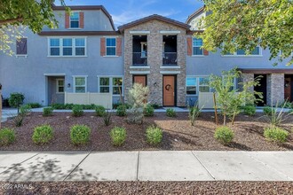 2286 E Hidalgo Ave in Phoenix, AZ - Foto de edificio - Building Photo
