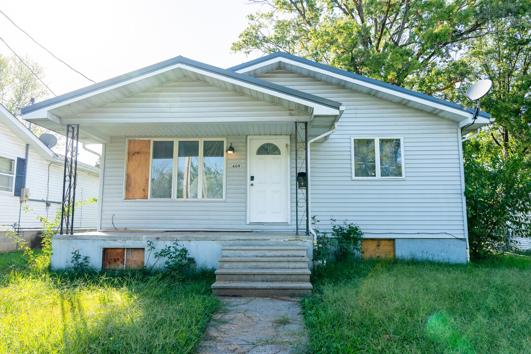 609 S Ledford St in Harrisburg, IL - Foto de edificio