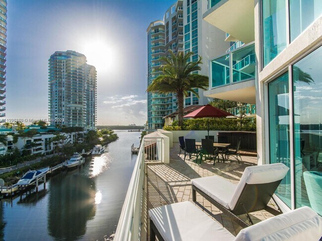 150 Sunny Isles Blvd, Unit 1-1101 in Sunny Isles Beach, FL - Foto de edificio - Building Photo