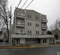24 Elm St in Montclair, NJ - Foto de edificio - Building Photo
