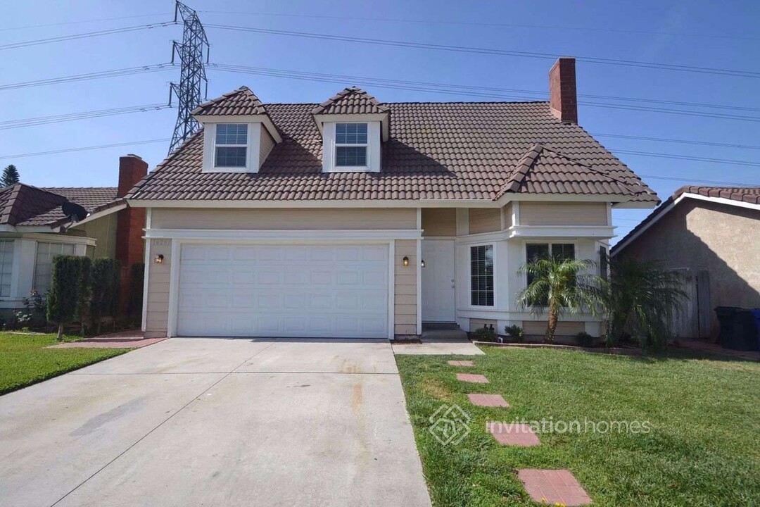 14207 Woodland Dr in Fontana, CA - Foto de edificio