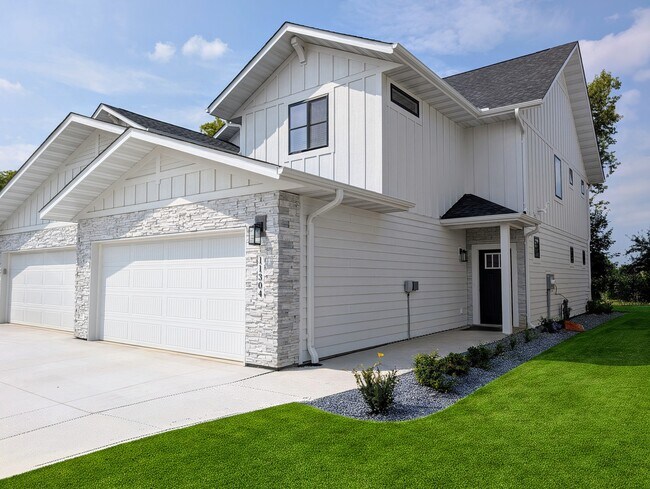 Woodhelm Townhomes in Lake Elmo, MN - Building Photo - Building Photo