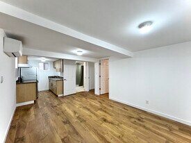 135 Chisholm Ave in Toronto, ON - Building Photo