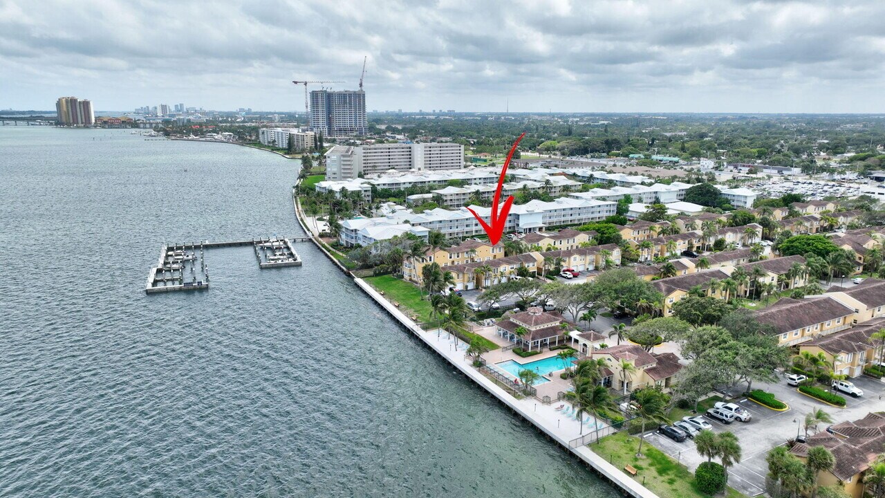 1050 Lake Shore Dr in Lake Park, FL - Building Photo