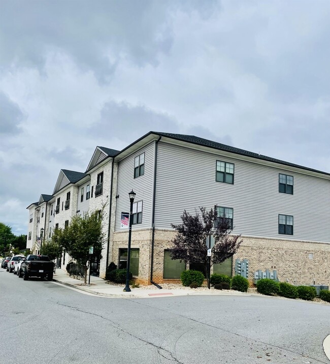 Cornerstone Lofts in Lynchburg, VA - Foto de edificio - Building Photo
