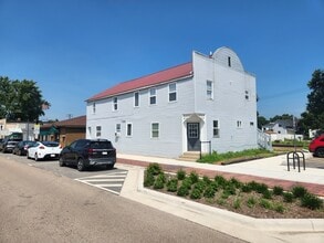 106 W Comanche Ave in Shabbona, IL - Foto de edificio - Building Photo