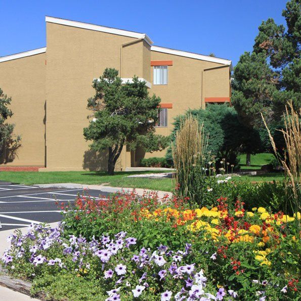 Village East Apartments in Colorado Springs, CO - Foto de edificio