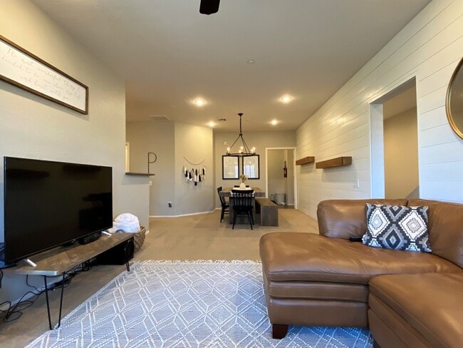 4685 Apulia Dr, Unit 201 in North Las Vegas, NV - Foto de edificio - Building Photo