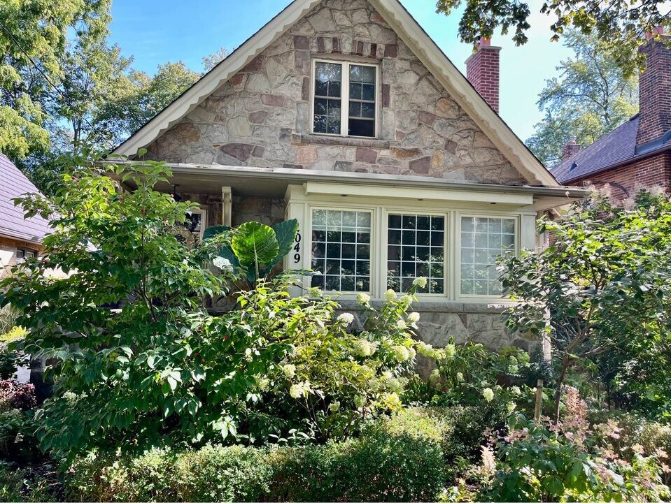 1049 Royal York Rd in Toronto, ON - Building Photo