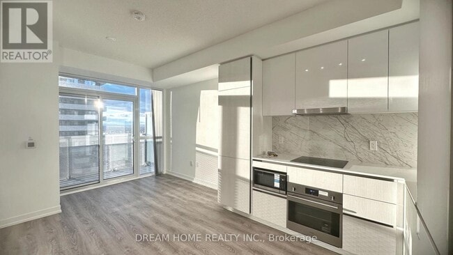 8 Interchange Wy in Vaughan, ON - Building Photo - Building Photo