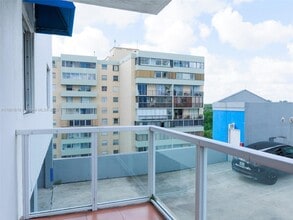 5091 NW 7th St, Unit 710 in Miami, FL - Building Photo - Building Photo