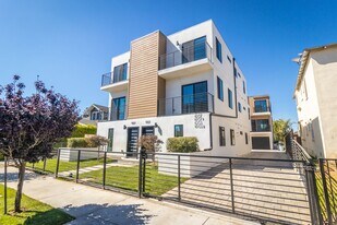 4507 W 18th St in Los Angeles, CA - Building Photo