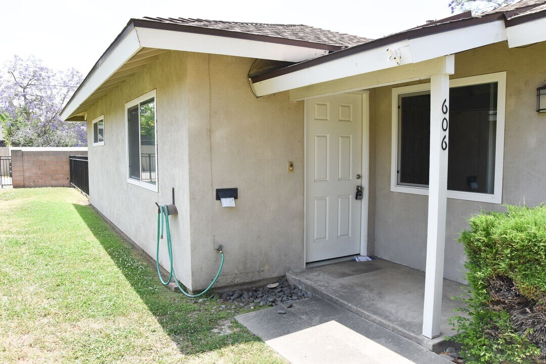 604-606 E Palmyra Ave in Orange, CA - Building Photo