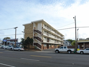 3353 Waialae Ave in Honolulu, HI - Building Photo - Building Photo