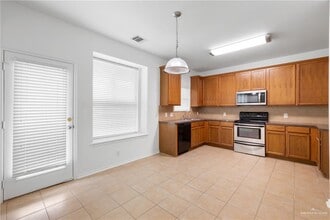 31 Fern Ave in McAllen, TX - Building Photo - Building Photo