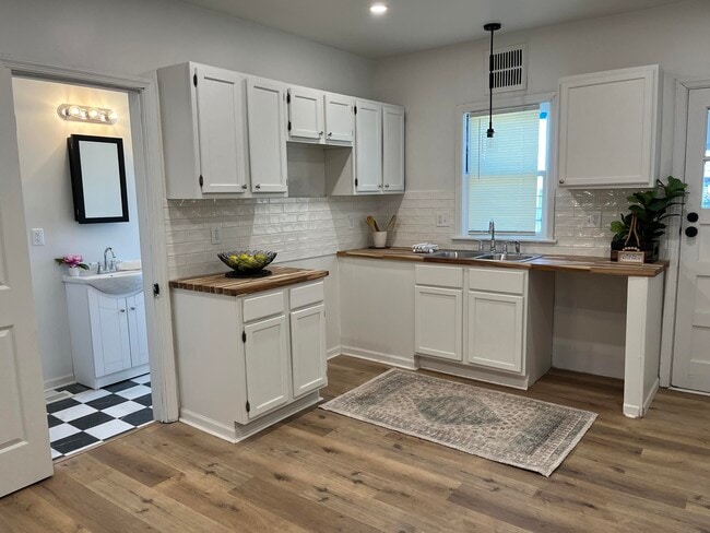 property at 128 E Lloyd St
