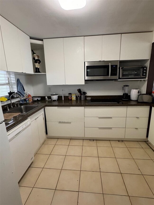 100 Ocean Ln Dr in Key Biscayne, FL - Building Photo - Building Photo
