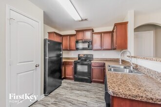 5907 Treasure Cove Rd in Baytown, TX - Foto de edificio - Building Photo