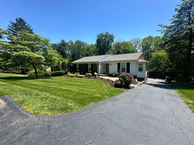 7808 Crown Top Rd in Louisville, KY - Building Photo - Building Photo