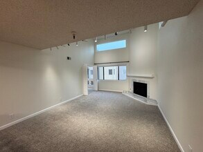 545 Pierce St, Unit 1302 in Albany, CA - Foto de edificio - Building Photo