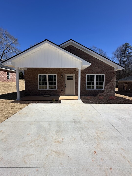 205 Cunningham Dr in Hartwell, GA - Building Photo